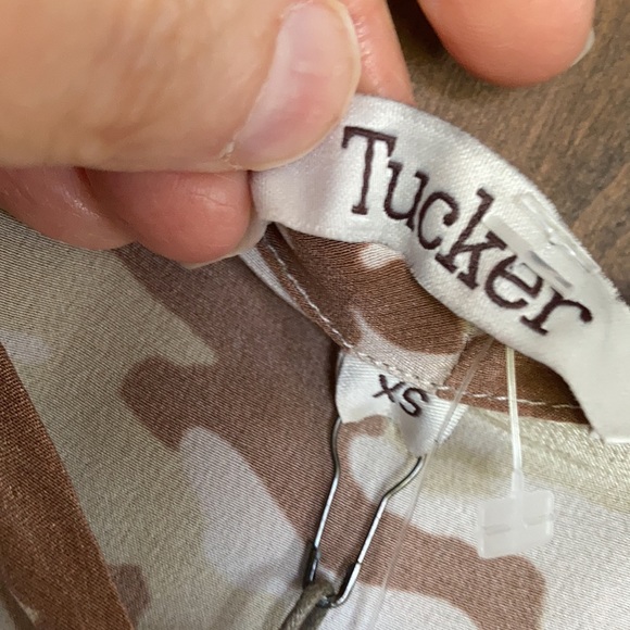 Tucker camo silk blouse ties at neckline size XS - Picture 14 of 14